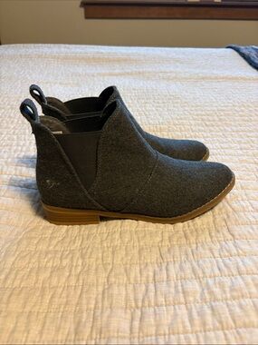 Rocket Dog Gray Ankle Booties with Tan Sole